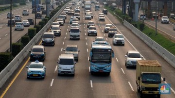 Kepadatan kendaraan di ruas tol Jakarta-Cikampek, Jakarta, Kamis, 30 Juli 2020. Pemerintah memprediksi akan adanya lonjakan lalu lintas kendaraan bermotor pada libur Iduladha nanti, karena tidak adanya larangan mudik seperti yang dilakukan pada saat Idulfitri lalu. Kementerian Perhubungan (Kemenhub) melakukan sejumlah antisipasi menjelang Hari Raya Idul Adha 1441 H. Antisipasi dilakukan mengingat perayaan Hari Raya Idul Adha jatuh pada Jumat (31/7/2020), yang berarti akan ada libur panjang akhir pekan (long weekend). Sementara untuk mengantisipasi lonjakan lalu lintas kendaraan bermotor saat liburan Idul Adha, Kemenhub mempersiapkan personel serta berkoordinasi dengan instansi terkait seperti kepolisian dan Dinas Perhubungan di daerah untuk meningkatkan pengawasan di lapangan, serta dengan para operator transportasi. (CNBC Indonesia/ Muhammad Sabki)