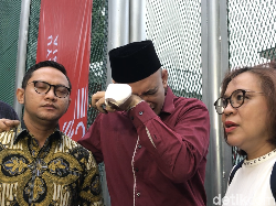 Ingat Almarhumah Ibu, Tangis Sandy Tumiwa Pecah Usai Keluar Penjara