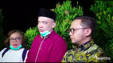 img-title Kunjungi Makam Ibunda, Tangisan Sandy Tumiwa Tak Terbendung