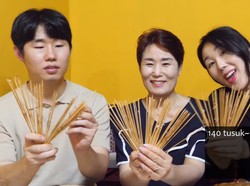 Gokil! Orang Korea Ini Makan Sate Taichan Sampai 140 Tusuk