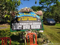 Ajip Rosidi Meninggal, Nadiem hingga Anies Baswedan Kirim Karangan Bunga