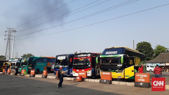 Sejumlah sopir bus di Bandung hingga agen bus AKAP di Jakarta mengaku nestapa atas larangan mudik yang kembali diberlakukan pemerintah karena pandemi Covid.