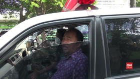 VIDEO: Ambulans Coba Kabur Saat Dihadang Petugas Razia Masker