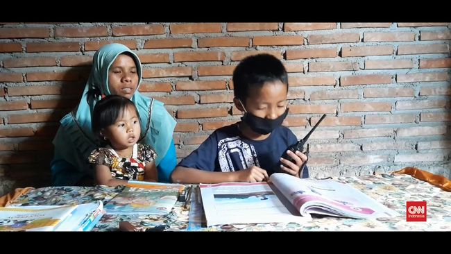 Video Sinyal Internet Buruk Siswa Belajar Gunakan Ht