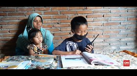 img-title VIDEO: Sinyal Internet Buruk, Siswa Belajar Gunakan HT