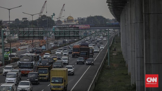 PT Jasa Marga menerapkan contraflow di ruas Tol Cikampek arah Jakarta untuk mengurai kemacetan akibat arus balik kendaraan usai libur Paskah.