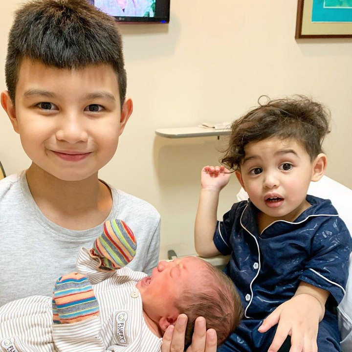 <p>Si bungsu Axelo jadi kesayangan kedua kakaknya nih, Bunda. Baby Axelo baru lahir pada 7 Juli 2020 lalu. (Foto: Instagram @alessia89cestaro)</p>