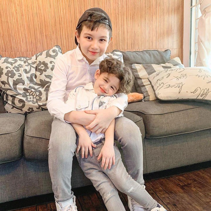 <p>Kedua putra Alessia Cestaro yang berwajah bule ini sangat dekat dan akur ya. (Foto: Instagram @alessia89cestaro)</p>