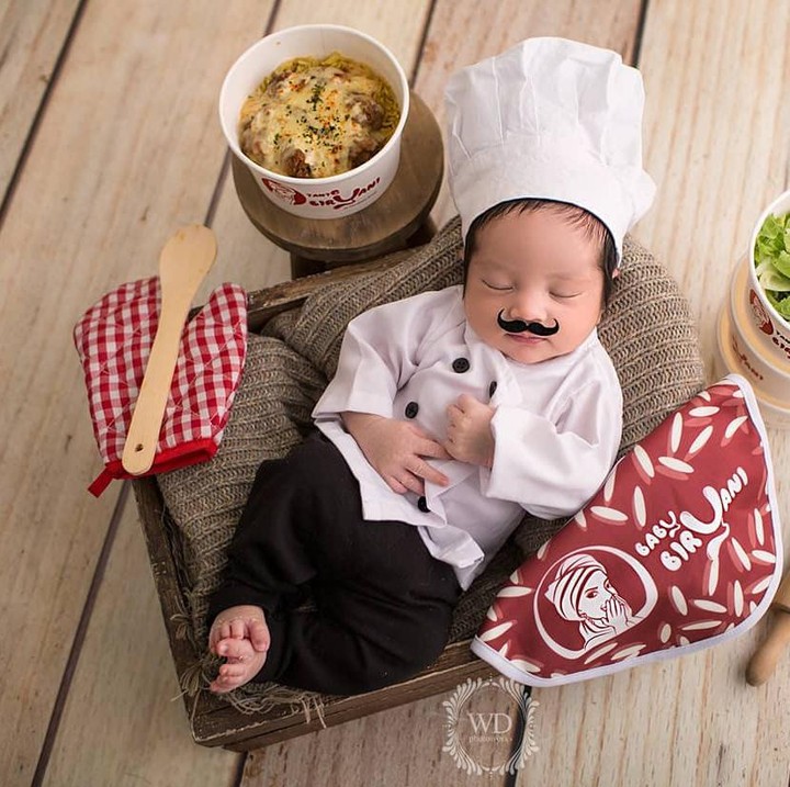 <p>Gemasnya baby Gala memakai kostum koki. Sudah siap bantu mama Vanessa masak nih. (Foto: Instagram @wdphotoworks2020)</p>