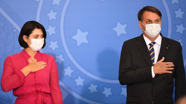 Istri presiden Brasil, Michelle Bolsonaro dinyatakan positif teirnfeksi virus corona pada Kamis (30/7).