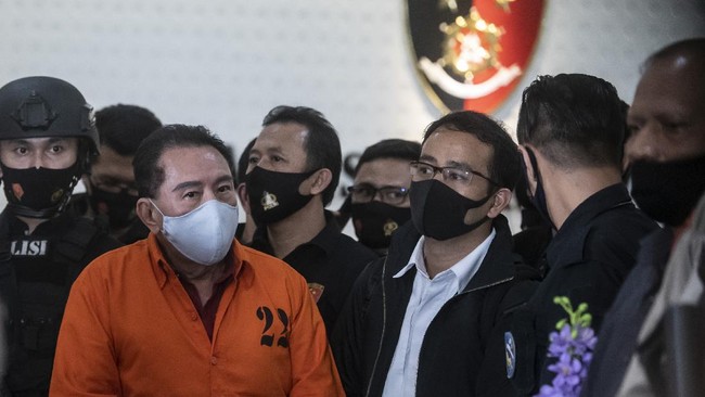 Polri diminta meningkatkan kerja sama dengan negara-negara yang menjadi tempat persembunyian para buronan kasus korupsi.