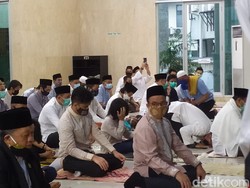 Bersama Keluarga, Anies Salat Idul Adha di Masjid Balai Kota
