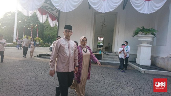 Gubernur DKI Jakarta Anies Baswedan dan Wakil Gubernur Riza Patria melaksanakan salat Iduladha bersama warga di Masjid Fatahillah, Jakarta.