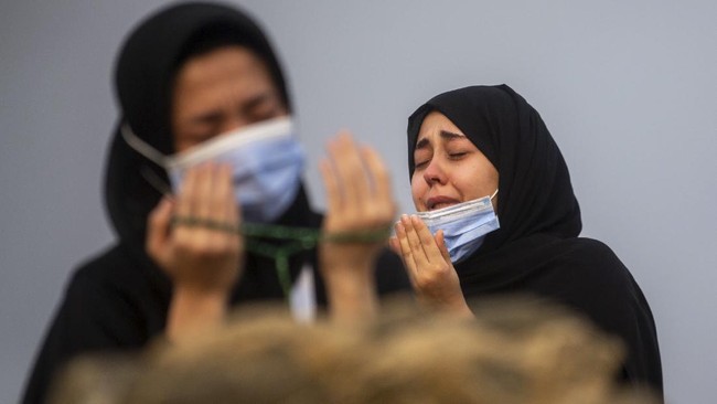 Sri Arwita tak bisa memendam kesedihan ketika melihat Menag Yaqut Cholil Qoumas mengumumkan pemerintah Indonesia kembali tak mengirimkan jemaah haji tahun ini.