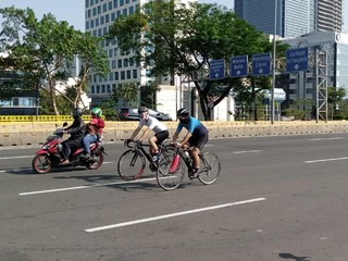 Akhir Pekan di Car Free Day Pakai Sepeda Lipat Listrik: Boleh dan Perlu Apa Saja?