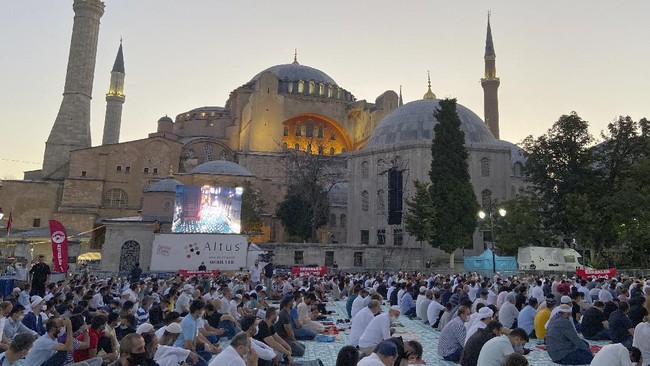 Imam dari Arab Saudi, Abdullah Basfar, divonis 12 tahun penjara karena memimpin salat di Hagia Sophia pada 2014 silam.