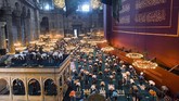 FOTO: Salat Iduladha Pertama di Hagia Sophia Salat Ied Hari Raya Iduladha 1441 Hijriah perdana di Masjid Hagia Sophia pada Jumat (31/7) dihadiri ribuan muslim muslim warga Turki.Turki.