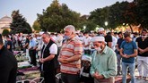 FOTO: Salat Iduladha Pertama di Hagia Sophia Salat Ied Hari Raya Iduladha 1441 Hijriah perdana di Masjid Hagia Sophia pada Jumat (31/7) dihadiri ribuan muslim muslim warga Turki.Turki.