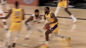 FOTO: Lakers Menang Tipis Atas Clippers Berkat LeBron