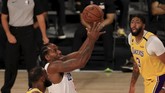 FOTO: Lakers Menang Tipis Atas Clippers Berkat LeBron Los Angeles Lakers menang tipis dua angka atas rival satu kota, Los Angeles Clippers, pada lanjutan NBA musim ini.