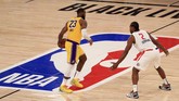 FOTO: Lakers Menang Tipis Atas Clippers Berkat LeBron Los Angeles Lakers menang tipis dua angka atas rival satu kota, Los Angeles Clippers, pada lanjutan NBA musim ini.