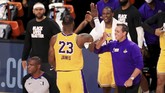 FOTO: Lakers Menang Tipis Atas Clippers Berkat LeBron Los Angeles Lakers menang tipis dua angka atas rival satu kota, Los Angeles Clippers, pada lanjutan NBA musim ini.