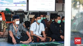 Pasien Positif Covid-19 Salat Id Bersama di RS Darurat Jatim