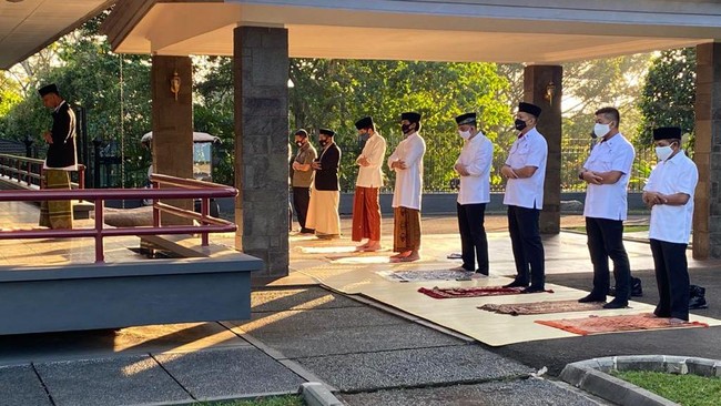 Presiden Joko Widodo salat Iduladha bersama Ibu Negara, Iriana, dan putra bungsu mereka, Kaesang Pangarep, di Kompleks Istana Bogor pada Jumat (31/7) pagi.
