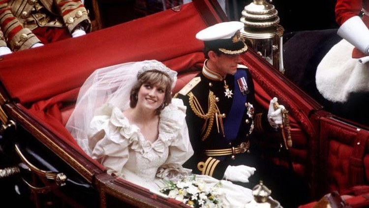 Putri Diana Sesuai tradisi Kerajaan Inggris, Putri Diana dan Pangeran Charles menikmati prosesi naik kereta dari tempat upacara pernikahan ke Istana Buckingham. (Foto: Istimewa)