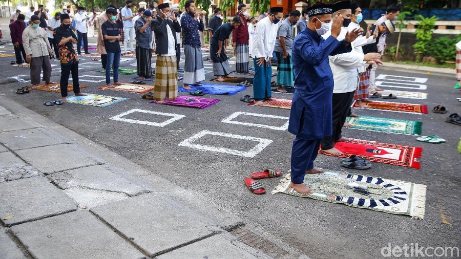 Salat Idul Adha juga berlangsung di Masjid Jami Al Ihsan Puri Beta 1, Tangerang, Banten, Jumat (31/7/2020). Banyaknya jemaah membuat salat Idul Adha meluber hingga ke jalan.