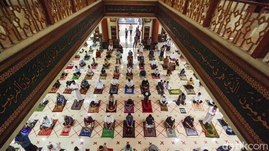 Sejumlah warga melaksanakan salat Idul Adha di Masjid Al Barkah, Bekasi, Jumat (31/7/2020). Di tengah pandemi virus corona jamaah tetap melaksanakan salat Idul Adha dengan menerapkan protokol kesehatan.