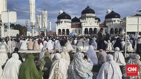Corona Terus Naik, Jemaah Salat Id Banda Aceh Membludak
