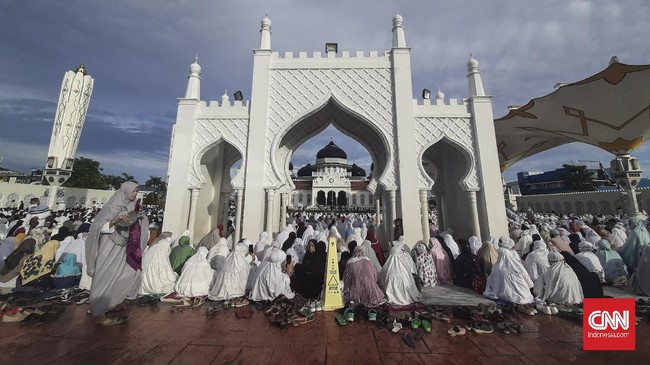Pemerintah Aceh disarankan menerapkan PSBB untuk menekan angka penyebaran corona yang naik signifikan sejak kasus awal pada Juni silam.