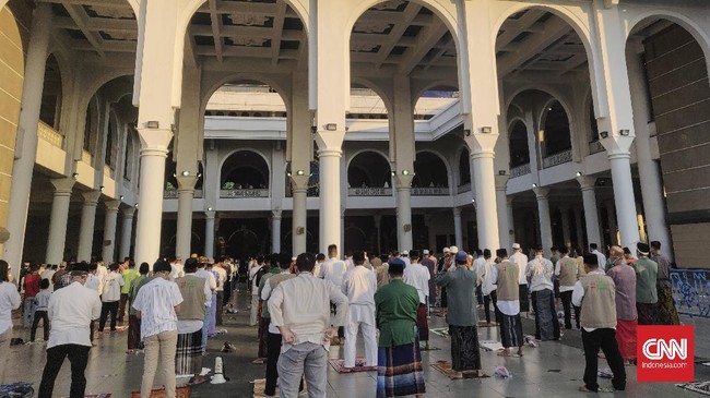Dari total kapasitas 50 ribu, hanya 5.000 jemaah diperkenankan salat Id di Masjid Al Akbar Surabaya untuk tetap melaksanakan protokol kesehatan.