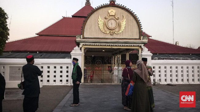 Tanah di Alun-alun Utara mulai digali secara bertahap sejak Minggu (3/4). Diperkirakan tuntas dalam empat bulan ke depan.