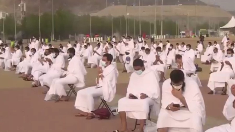 Suasana Wukuf di Arafah Saat Pandemi Covid-19 Jemaah calon haji 2020 melangsungkan wukuf di Arafah dengan tetap menerapkan protokol Covid-19. Mulai dari menggunakan masker, hingga menjaga jarak.