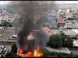 Bangunan Kayu di Pondok Bambu Jaktim Terbakar, 14 Mobil Damkar Dikerahkan