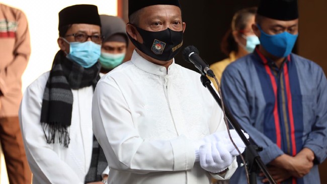 Virus melemah sendiri adalah skenario ketiga pandemi berakhir. Tito mengatakan virus ini berasal dari Tuhan dan sang pencipta juga yang bisa menyelesaikannya.