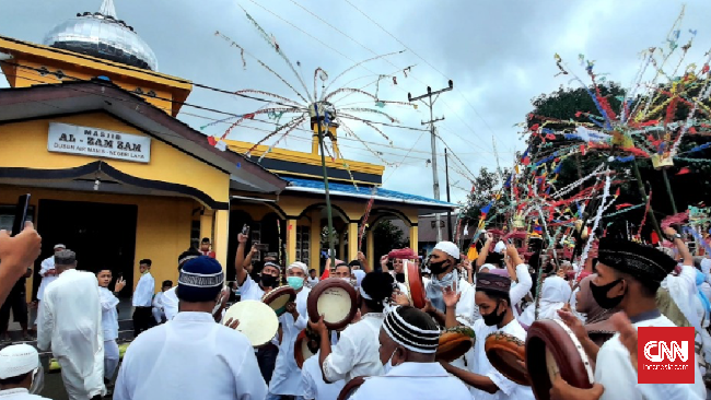 Tradisi Hadrat mengarak hewan kurban keliling kampung sebelum penyembelihan hewan kurbandigelar warga Dusun Air Manis, Desa Laha, Teluk Ambon Maluku.