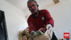 Warga Bandung Bagi Daging Kurban Pakai Besek Gantikan Plastik