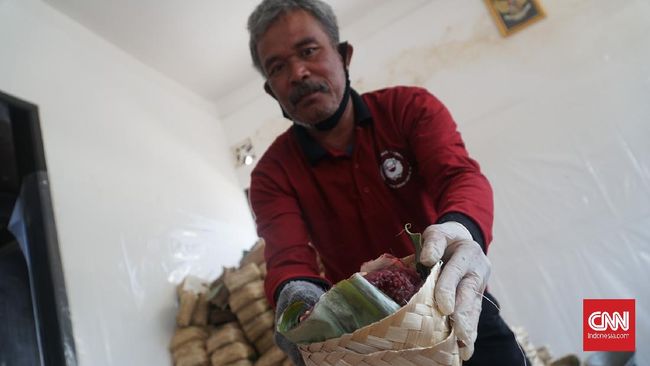 Warga Bandung Bagi Daging Kurban Pakai Besek Gantikan Plastik Mengikuti imbauan untuk mengurangi penggunaan plastik, sejumlah warga di Bandung memakai besek untuk membagikan daging kurban saat Iduladha, Jumat (31/7).