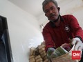 Warga Bandung Bagi Daging Kurban Pakai Besek Gantikan Plastik