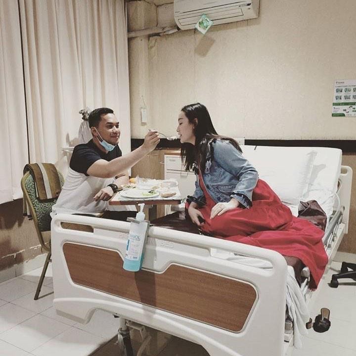 <p>Salah satunya, Zaskia Gotik sempat masuk rumah sakit ketika hamil muda. Untungnya, sang suami dengan sigap merawat Zaskia Gotik. (Foto: Instagram @zaskia_gotix)</p>