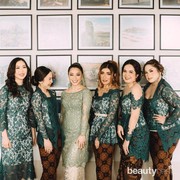 7 Kebaya ala Artis ini Cocok Buat Tunangan