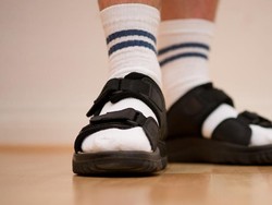 Ada Apa dengan Orang Jerman, Kaus Kaki dan Sandal Gunung Andalan Mereka?