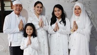 <p>Begini OOTD Idul Adha Ayu Ting Ting saat mengenakan baju muslim putih untuk tampil kompak dengan anak dan keluarga. Baju muslim Ayu Ting Ting semakin semarak dengan tambahan detail pom-pom kecil dan beads pada atasannya. Cocok buat Bunda yang lebih senang mengenakan setelan celana dibanding gamis pada perayaan yang Islami. (Foto: Instagram)</p>