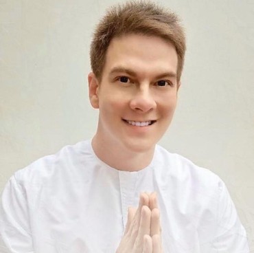 Bertrand Antolin Bagi-bagi Al Quran Saat Natal, Netizen Bereaksi