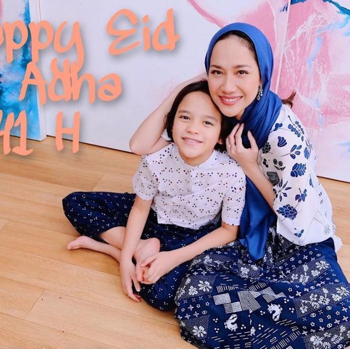 <p>Setiap perayaan momen Hari Raya atau Idul Adha, penyanyi Bunga Citra Lestari sering mengenakan busana yang kompak bersama keluarga. Kali ini OOTD Idul Adha Bunga Citra Lestari mengenakan setelan batik Sejauh Mata Memandang yang kekinian bernuansa biru-putih, kembar dengan putranya, Noah. (Foto: Instagram)</p>