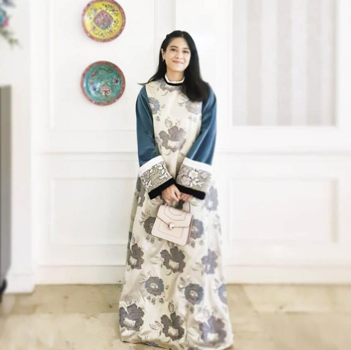 <p>Cantiknya Dian Sastrowardoyo dalam balutan gamis bermotif dengan potongan lengan lebar. Gaya Dian Sastrowardoyo dalam OOTD Idul Adha ini hanya dilengkapi dengan tas kecil warna senada dan rambut sebahu yang dibiarkan terurai manis. Bisa menjadi inspirasi Bunda untuk tampil modest dan elegan. (Foto: Instagram)</p>