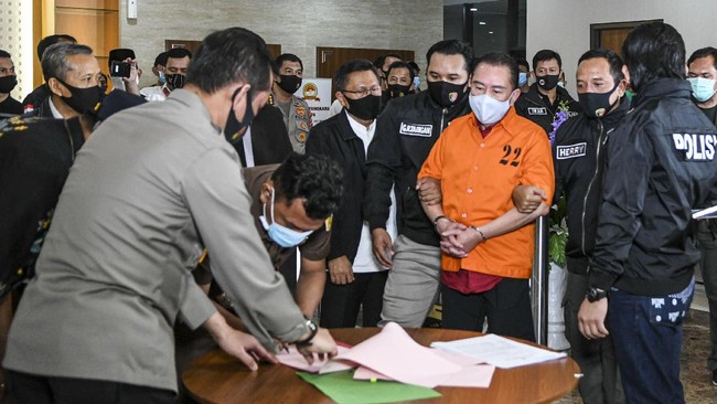 Penyidikan yang dilakukan Bareskrim Polri menghasilkan pengakuan dua jenderal Polri menerima suap untuk menghapus Djoko Tjandra dari red notce.